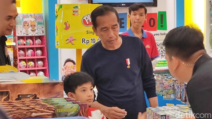 Presiden Jokowi dan cucunya, Jan Ethes saat mengunjungi toko mainan d Solo Paragon Mall, Sabtu (12/10/2024)