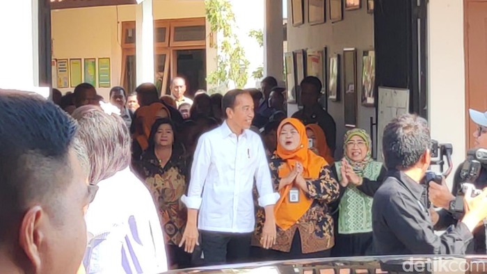 Presiden Jokowi meninjau SDN Tirtoyoso 111 Banjarsari, Kota Solo, sekolah masa kecilnya, Sabtu (12/10/2024).