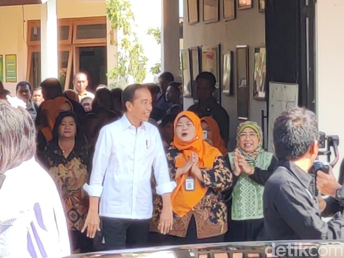 Presiden Jokowi meninjau SDN Tirtoyoso 111 Banjarsari, Kota Solo, sekolah masa kecilnya, Sabtu (12/10/2024).