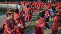 Sebanyak 5.000 penari mengikuti pemecahan rekor Museum Rekor Dunia Indonesia (MURI) dengan menarikan tari Tortor yang merupakan tarian tradisional asal Sumatera Utara.