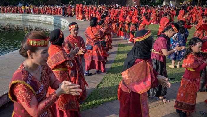 Sejumlah peserta menarikan tari Tortor di Tugu Api Pancasila, Taman Mini Indonesia Indah (TMII), Jakarta, Sabtu (12/10/2024). Sebanyak 5.000 penari dari berbagai negara seperti Indonesia, Kolombia, India dan Malaysia mengikuti pemecahan rekor Museum Rekor Dunia Indonesia (MURI) dengan menarikan tari Tortor yang merupakan tarian tradisional asal Sumatera Utara. ANTARA FOTO/FauzanSpt.