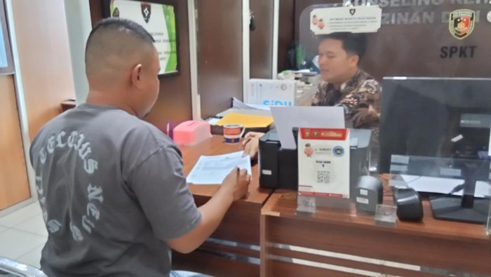 Reno (35) lapor polisi usai jadi korban penggelapan oleh rekan bisnisnya di Palembang, Sumsel.