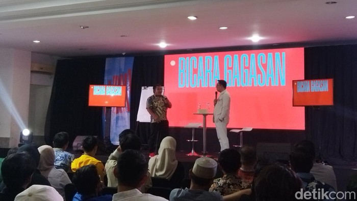 Ridwan Kamil melakukan diskusi bersama warga dalam acara Bongkar Aspirasi Ridwan Kamil (BARK).