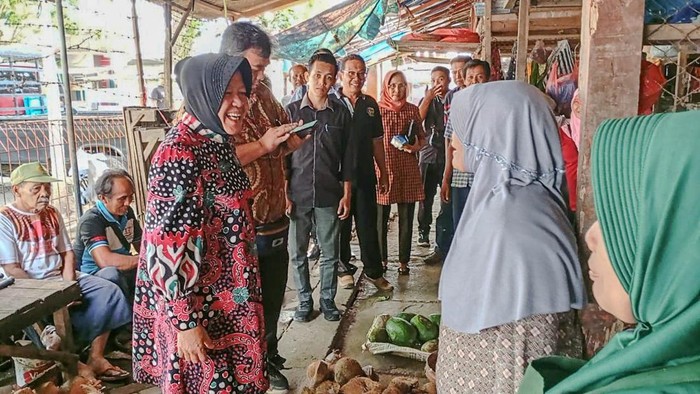 Risma saat menemui pedagang di Trenggalek. Dia dikukuhkan jadi Dewan Pembina DPW Ikatan Pedagang Pasar Indonesia (Ikappi) Jatim.
