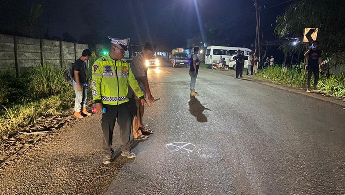 Saat polisi melakukan olah TKP di lokasi kecelakaan di Lahat.