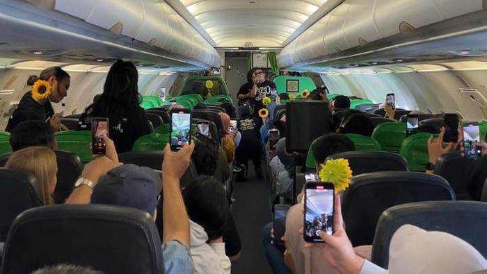 Sal Priadi saat tampil di dalam penerbangan Citilink.