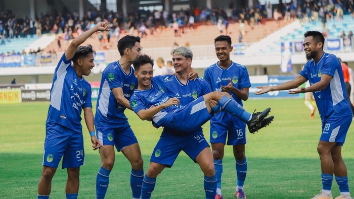 Selebrasi skuad PSIM Jogja usai mencetak gol ke gawang Persikas Subang, Sabtu (12/10/2024).