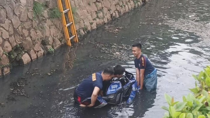 Seorang pengendara sepeda motor nyungsep ke sungai di perumahan kawasan Cileungsi, Kabupaten Bogor, Jawa Barat. (Foto: Dok. Istimewa)