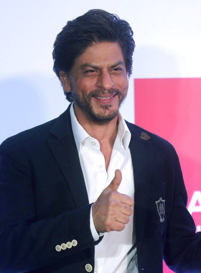 Raja Bollywood Shah Rukh Khan berada di posisi sepuluh dengan skor total 86,7%. Dia mendapat nilai sangat tinggi untuk bentuk bibir dan dagu persegi. Foto: AP/Rafiq Maqbool