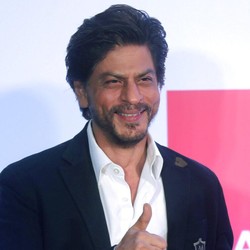 Momen Shah Rukh Khan Tak Bisa Berhenti Tersenyum Bangga Lihat Anak di Panggung