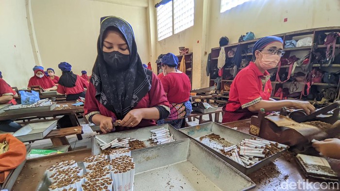 Suasana di dalam pabrik rokok Praoe Lajar di Kota Lama Semarang, Rabu (9/10/2024).
