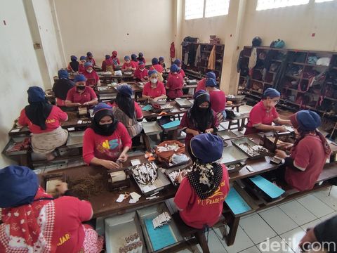 Suasana di dalam pabrik rokok Praoe Lajar di Kota Lama Semarang, Rabu (9/10/2024).