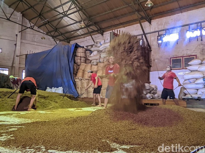 Suasana di dalam pabrik rokok Praoe Lajar di Kota Lama Semarang, Rabu (9/10/2024).