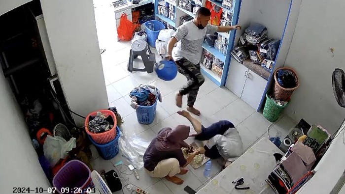 Tangkapan layar video pria tendang karyawan Laundry di Gresik.