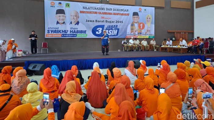 Taufiq Syarifudin sapa warga Tepos, Jawa Barat.