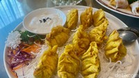 Menu dimsum yang disajikan juga beragam. Tak hanya yang kukus, tapi ada variasi dimsum goreng seperti wonton satu ini yang dapat dinikmati dengan cocolan mayones. Foto: detikFood/Yenny Mustika Sari