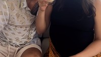 Selama menikah dengan Jessica Iskandar, Vincent selalu tampak mesra dengan istrinya. Aksi kocak dalam konten instagramnya yang sedang minum kopi bersama menampilkan kekompakan. Foto: Instagram/v.andrianto & Instagram/inijedar