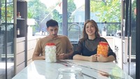 Kekompakan keduanya selalu terlihat dalam berbagai games melalui unggahan video. Salah satunya dengan lomba mengisi toples kaca dengan camilan sebanyak-banyaknya. Foto: Instagram/v.andrianto & Instagram/inijedar