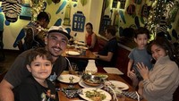  Makan malam di restoran yang enak tidak pernah lupa dilakukannya. Tentunya bersama istri dan kedua anaknya yang tampak tersenyum bahagia. Foto: Instagram/v.andrianto & Instagram/inijedar