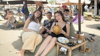 Vincent Verhaag dan Jessica Iskandar juga akrab dengan seluruh anggota keluarga besar. Sekadar bersantai di tepi pantai sambil menikmati air kelapa menjadi caranya untuk bersilaturahmi. Foto: Instagram/v.andrianto & Instagram/inijedar