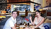 Keduanya merasa bersyukur bisa hidup bersama. Tidak ada hari yang tak spesial begitu pula dengan acara makan malam romantis yang menjadi rutinitasnya. Foto: Instagram/v.andrianto & Instagram/inijedar