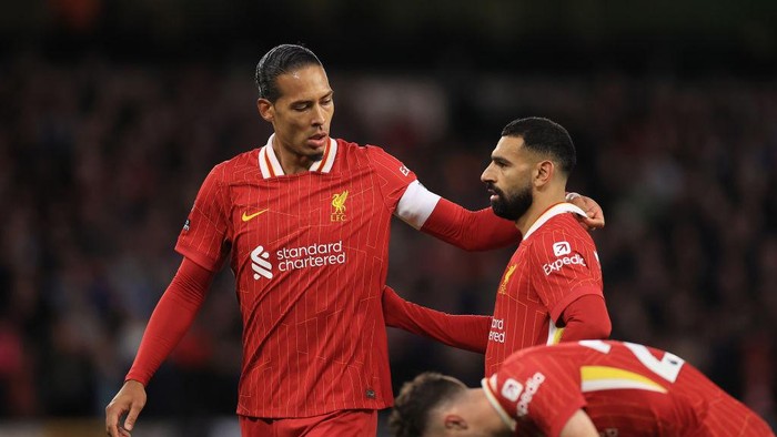WOLVERHAMPTON, ENGLAND - SEPTEMBER 28: Virgil van Dijk of Liverpool (L) consoles Mohamed Salah of Liverpool during the Premier League match between Wolverhampton Wanderers FC and Liverpool FC at Molineux on September 28, 2024 in Wolverhampton, England. (Photo by Simon Stacpoole/Offside/Offside via Getty Images)
