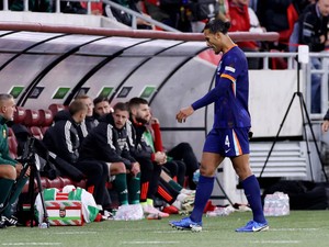 Koeman Soroti Kartu Merah untuk Van Dijk