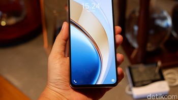 Layarnya memakai panel AMOLED 6,67 inch resolusi Full HD+. Refresh ratenya 120Hz membuat gerakan di layar terasa lebih mulus dan kecerahan maksimum 1.200 nit. Foto: Adi Fida Rahman/detikINET