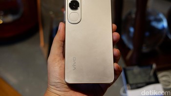 Vivo V40 Lite 5G mengusung desain flat, baik pada layar, frame dan bagian layar. Membuat HP ini terasa kekinian, ditambah tampilan stylish lewat tiga pilihan warna, salah satunya Titanium Silver ini. Foto: Adi Fida Rahman/detikINET