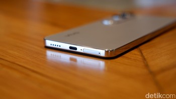 Baterai yang disematkan pada Vivo V40 Lite 4G dan 5G berkapasitas 5.000 mAh. Diberikan dukungan pengisian cepat 80W menjanjikan dapat terisi 45% dalam 15 menit. Foto: Adi Fida Rahman/detikINET