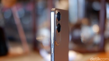 Vivo V40 Lite dibuat tipis dengan ketebalan hanya 7,79 mm. Bodinya dibalut oleh 2.5D Metallic Frame yang ergonomis sehingga kokoh sekaligus nyaman untuk digenggam, HP ini sudah tersertifikasi IP64 yang artinya tahan akan air hujan, goresan dan benturan ringan. Foto: Adi Fida Rahman/detikINET