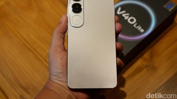 Vivo V40 Lite 4G dan 5G diperkuat dengan teknologi AI untuk meningkatkan pengalaman penggunaan. Ada AI Erase yang membantu kamu menghilangkan objek atau orang yang tidak diinginkan dalam foto dengan mudah. Selain itu fitur AI Photo Enhance yang mampu menghidupkan kenangan masa lalu, dengan meningkatkan kualitas foto menjadi lebih tajam dan detail. Foto: Adi Fida Rahman/detikINET