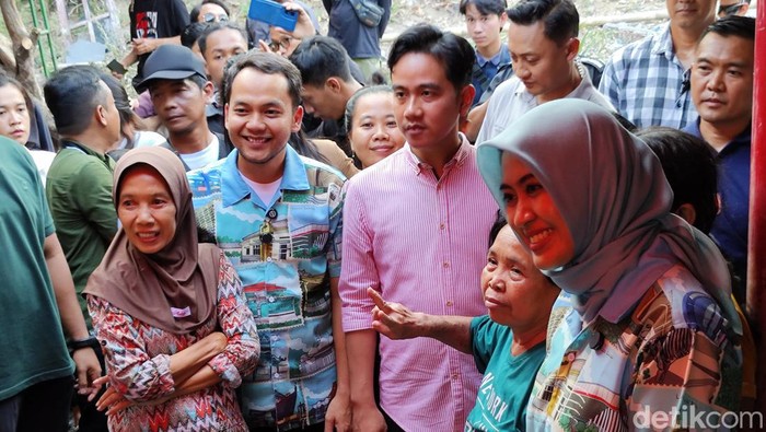 Wakil Presiden Terpilih Gibran Rakabuming Raka saat menemani Paslon Pilwakot Solo 2024, Respati-Astrid di Kampung Ngoresan, Kelurahan Jebres, Kecamatan Jebres, Solo.