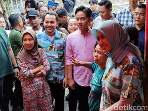 Gibran Temani Paslon Respati-Astrid Blusukan di Jebres Solo