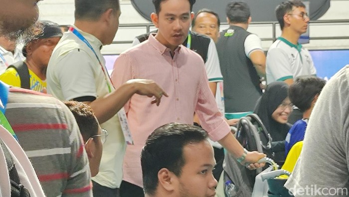 Wakil Presiden Terpilih Gibran Rakabuming Raka saat mengunjungi pertandingan boccia Peparnas ke-17 Solo di Fakultas Keolahragaan UNS, Solo, Sabtu (12/10/2024).