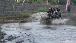 Offroad Menjelajahi Sungai dan Hutan di Kaki Gunung Semeru