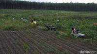 Wisata offroad ini mengajak wisatawan merasakan adrenalin dengan mengendarai mobil offroad menyusuri hutan pinus dan sungai di kaki Gunung semeru selama 4 jam perjalanan.