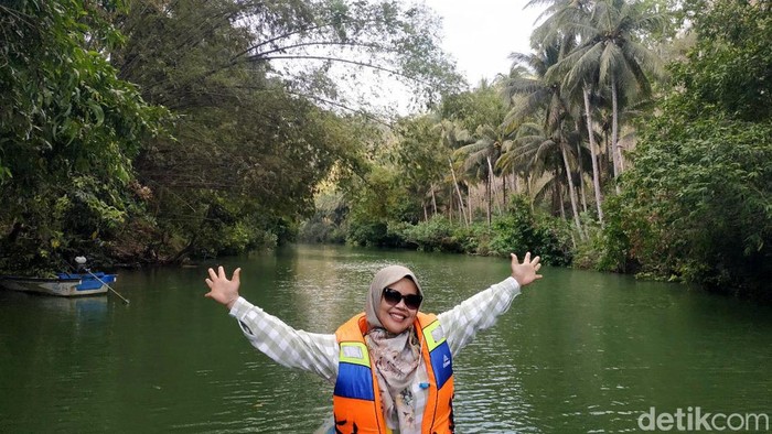 Wisata susur sungai di pantai Ngiroboyo Pacitan Wisata susur sungai di pantai Ngiroboyo Pacitan