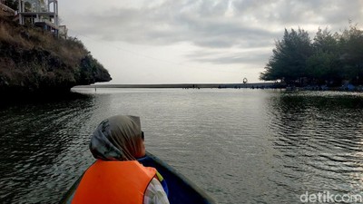 Menikmati Pantai Ngiroboyo Pacitan, Plus Susur Sungai