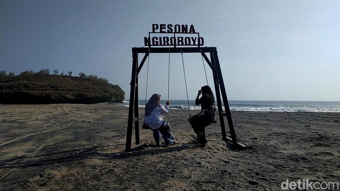 Wisata susur sungai di pantai Ngiroboyo Pacitan