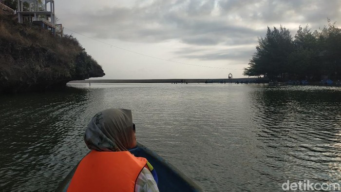 Wisata susur sungai di Pantai Ngiroboyo Pacitan.