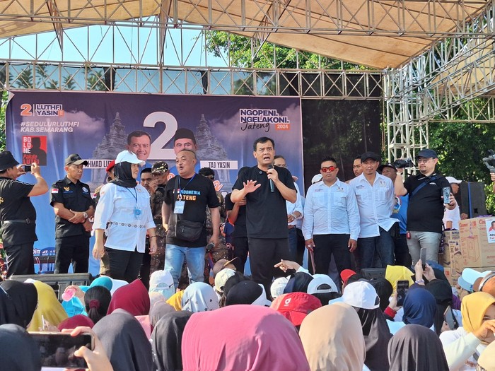 Ahmad Luthfi hadir pada acara jalan sehat di Alun-alun Bung Karno, Ungaran, Semarang, Jawa Tengah.