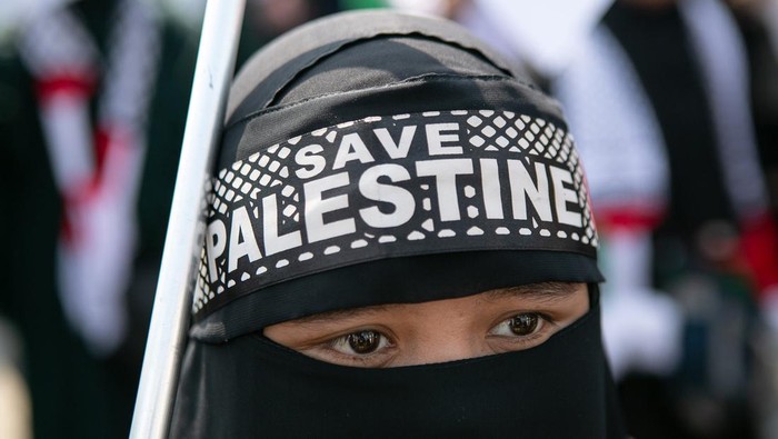 Sejumlah warga mengikuti aksi solidaritas di kawasan Nol Kilometer Yogyakarta, Minggu (13/10/2024). Aksi solidaritas yang diikuti berbagai elemen masyarakat tersebut untuk memperingati satu tahun genosida di Palestina serta menyerukan untuk terus mendukung perjuangan rakyat Palestina. ANTARA FOTO/Hendra Nurdiyansyah/foc.