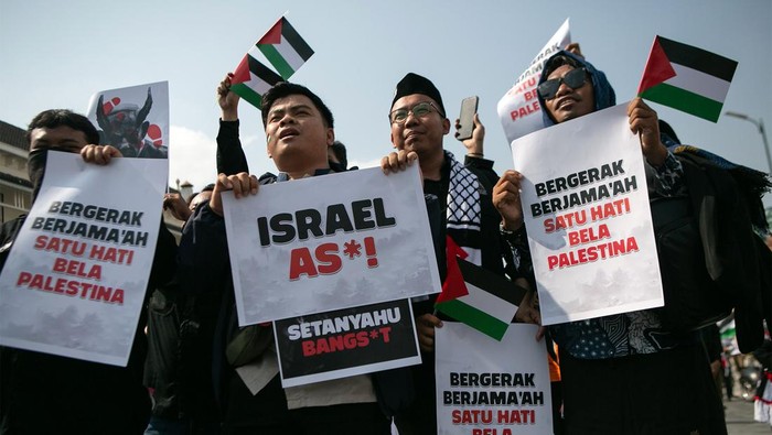 Sejumlah warga mengikuti aksi solidaritas di kawasan Nol Kilometer Yogyakarta, Minggu (13/10/2024). Aksi solidaritas yang diikuti berbagai elemen masyarakat tersebut untuk memperingati satu tahun genosida di Palestina serta menyerukan untuk terus mendukung perjuangan rakyat Palestina. ANTARA FOTO/Hendra Nurdiyansyah/foc.