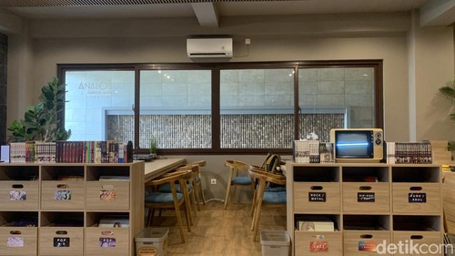 Analogue Listening Space, kedai kopi yang menyajikan koleksi piringan hitam yang bisa didengar para penikmat kopi.