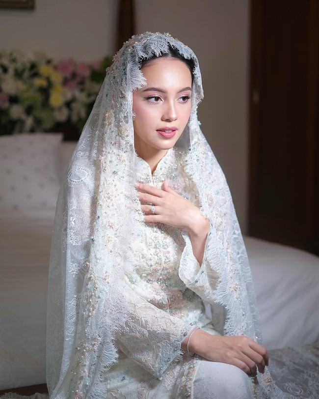 Sebelum resmi menikah, Anggika terlebih dahulu menjalani berbagai prosesi, termasuk pengajian. Aura bahagia sudah terpancar dari penampilannya saat mengenakan busana dari Lace by Art Kea.    Foto: Instagram @rhay_david