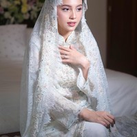 Sebelum resmi menikah, Anggika terlebih dahulu menjalani berbagai prosesi, termasuk pengajian. Aura bahagia sudah terpancar dari penampilannya saat mengenakan busana dari Lace by Art Kea.    Foto: Instagram @rhay_david