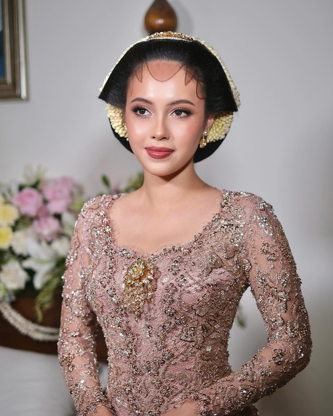 Saat acara Dulangan, Anggika terlihat cantik mengenakan kebaya bernuansa cokelat. Kala itu, ia juga melengkapi tampilan dengan paes yang rias transparan.  Foto: Instagram @rhay_david
