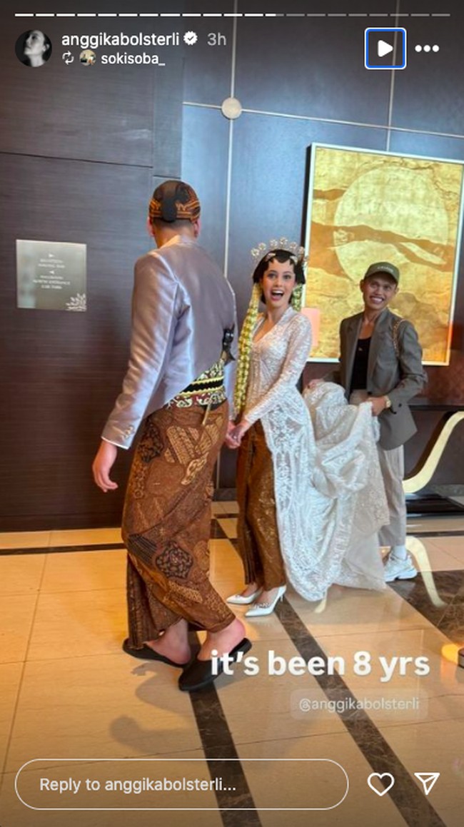 Untuk riasan, Anggika mempercayakan penampilan cantiknya kepada makeup artist Marlene Hariman. Ia pun memillih menggunakan paes dan ronce melati yang melengkapi kesan tradisional.  Foto: Instagram @sokiosoba_