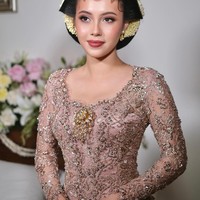 Saat acara Dulangan, Anggika terlihat cantik mengenakan kebaya bernuansa cokelat. Kala itu, ia juga melengkapi tampilan dengan paes yang rias transparan.  Foto: Instagram @rhay_david